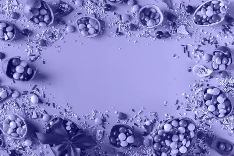 Festive Easter background with chocolate eggs and sweets Foto stock