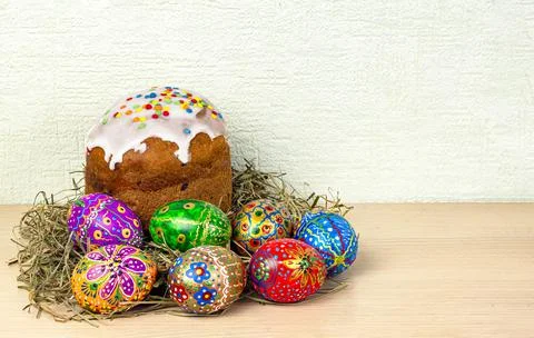 Festive Easter background with painted eggs and traditional Easter cake 库存照片