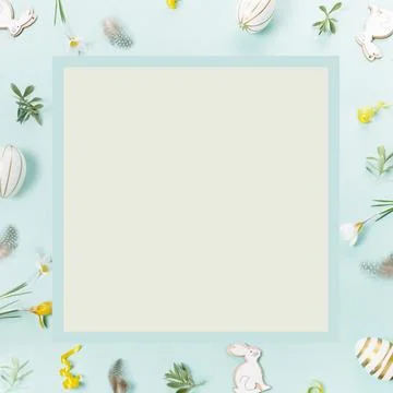 Festive Easter border, frame from easter eggs and spring flower crocus on blue 스톡 사진