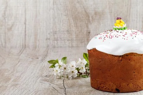 Festive Easter cake on a light background 스톡 사진
