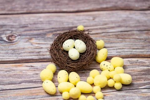 Festive easter decorations on wooden table with speckled eggs in a bird nes.. Stock-Fotos