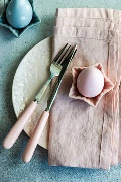 Festive Easter place setting decorated with eggs Festive table setting for... Foto stock
