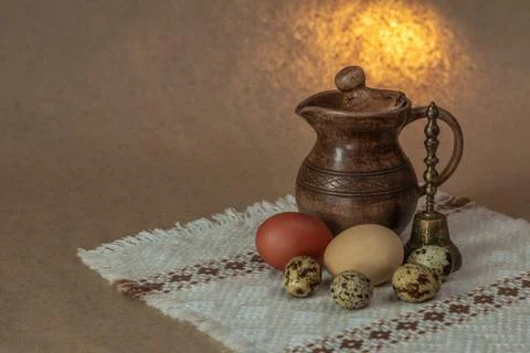 Festive Easter still life with eggs and earthenware jug. Blank for postcards. Foto stock