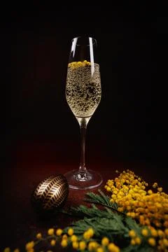Festive Easter table setting with champagne and flowers Foto stock