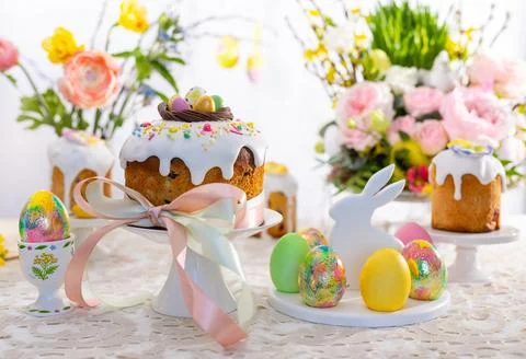 Festive Easter table setting. Easter cake, Easter Eggs, Flower arrangements.. Stock Photos