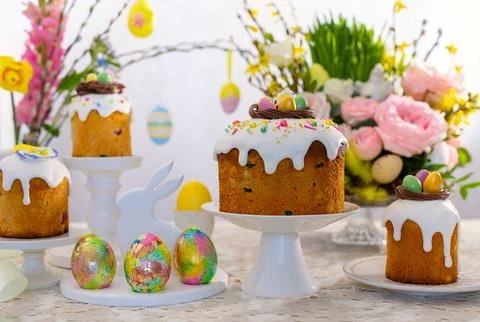 Festive Easter table setting. Easter cake, Easter Eggs, Flower arrangements.. Stock Photos