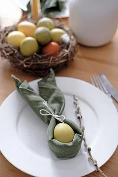 Festive Easter table setting with Easter bunny made of linen napkin and egg. Top Foto stock