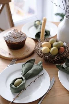 Festive Easter table setting with Easter bunny made of linen napkin and egg. Top Foto stock