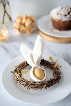 Festive Easter table setting with Easter bunny made of linen napkin and yellow Foto stock