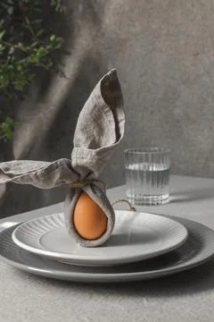Festive Easter table setting. Funny Easter bunny made of egg and linen napkin Foto stock