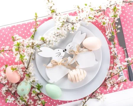 Festive easter table setting, holiday table home decor Foto stock
