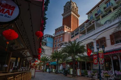 Festive Evening at Sunset Town Clock Tower Phu Quoc Foto stock