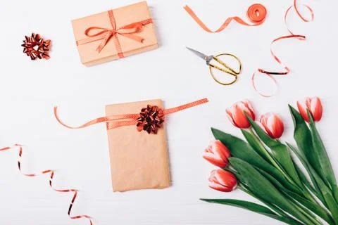 Festive flat lay composition of process of packing gifts Foto stock