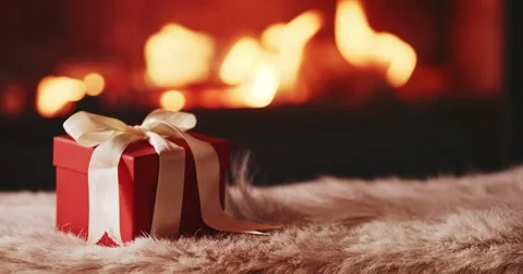 Festive Gift Box standing by the Burning Fireplace. 4K SLOW MOTION 120FPS Vidéo 69259992