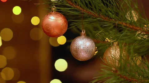 Festive Looping Video with Three Christmas Baubles on Pine 库存影片 344581605