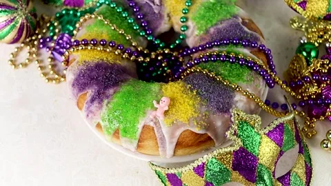 Festive Mardi Gras King Cake Видео 300009779