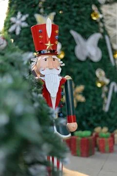 Festive Nutcracker Soldier by Christmas Tree Foto stock