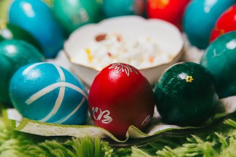 Festive Orthodox Easter Spread: Cottage Cheese and Colorful Eggs Fotos de archivo