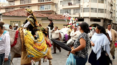 Festive parade in Cuenca Vídeos de archivo 32967333