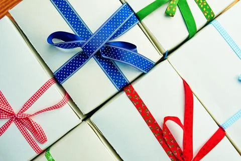 Festive pattern of gift boxes with ribbons. Foto stock