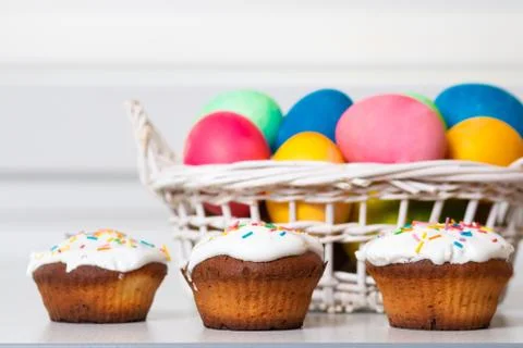 Festive preparations for Easter. Sweet Easter cupcakes and colored colorful e Stock Photos