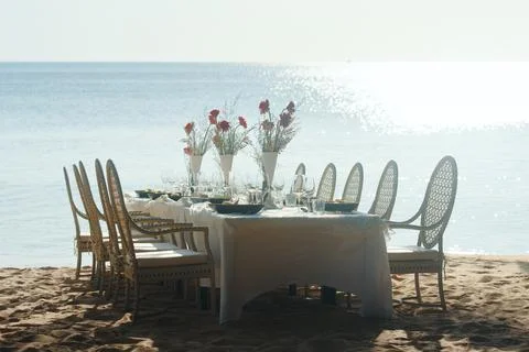 Festive serving table on beach in sunny day. Foto stock
