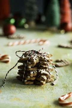 Festive stack of tree-shaped gingerbread cookies tied with string 스톡 사진