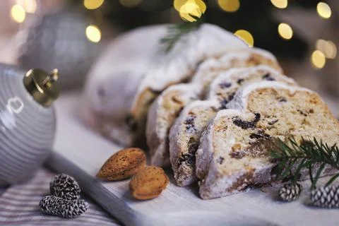 Festive stollen bread with almonds and evergreen branches Foto stock