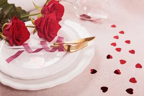 Festive table place setting for Valentines Day Foto stock
