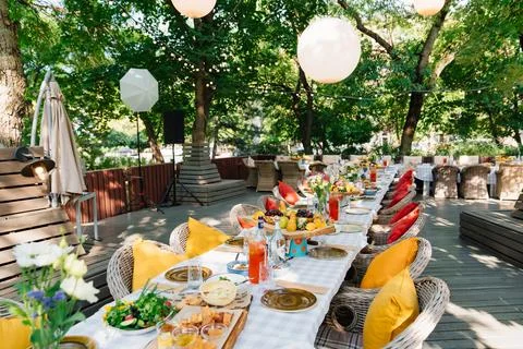 A festive table is served in the park or in the garden. Foto stock