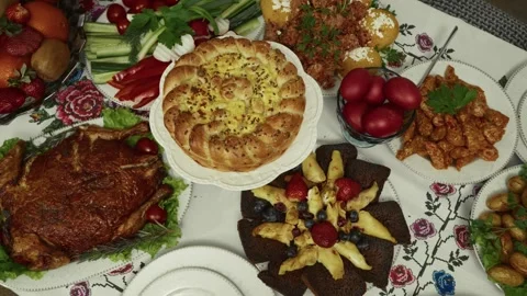 Festive table setting featuring traditional dishes, including roasted chicken, Vídeo Stock 332736941