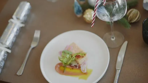 A festive table setting with a glass of wine and a candy cane in the wine glass Video stock 295994127