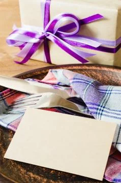 Festive Table Setting with Postcard and Present. Foto stock