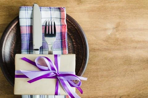 Festive Table Setting with Present. Foto stock