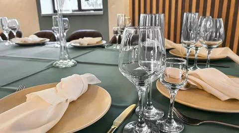 Festive table setting in the restaurant. Wedding preparations. Selective focu Foto stock