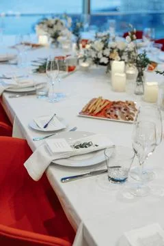 Festive table setting for a wedding or banquet with a panoramic view of the city Foto stock