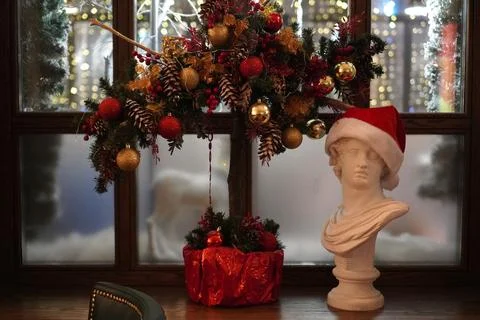 Festive window decoration with wooden frames, spruce hanging garlands with .. 스톡 사진