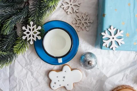 Festive winter table setting with gingerbread cookie, blue cup, and decorat.. Stock Photos