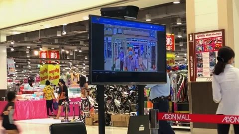 Fever detection unit takes face temperature measurement of people 스톡 동영상 140394274