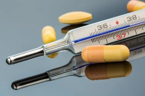 Fever thermometer and tablets Stock-Fotos