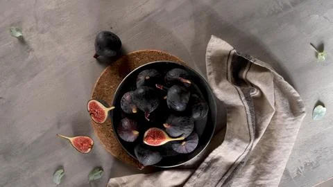 A few figs in a plate Stockfoto's