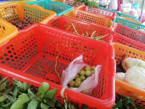 Few plastic baskets contains vegetables Foto stock