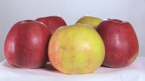 A few ripe apples rotate Stock Footage 43207000