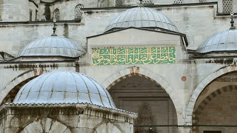 Few shots inside the Blue mosque, designed domes. Stone gates with golden signs 스톡 동영상 105273449