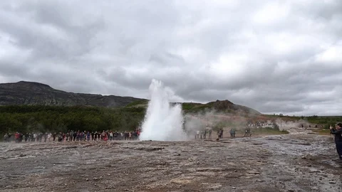 FHD-5x slow motion: Strokkur eruption in Iceland on a cloudy day 2 Video stock 118245770