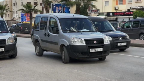 Fiat mini van stopped in the middle of the traffic with turn lights blinking 動画素材 183597219