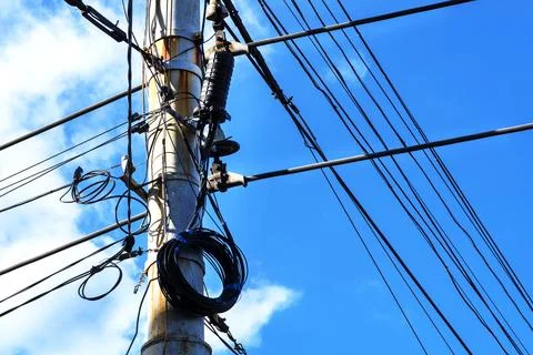 A fiber optic cable harness for communication weighs on a concrete column. .. Foto stock