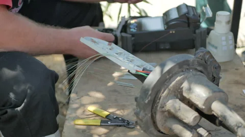 Fiber optic cable splice machine closeup Stock Footage 151038962