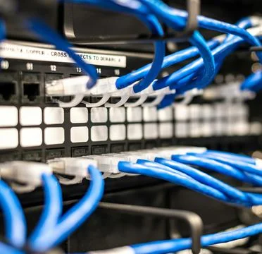 Fiber Optic Cables Connected to Network Equipment in Data Center Foto stock