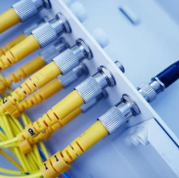 Fiber Optic Cables Connected to Network Equipment in Data Center Foto stock
